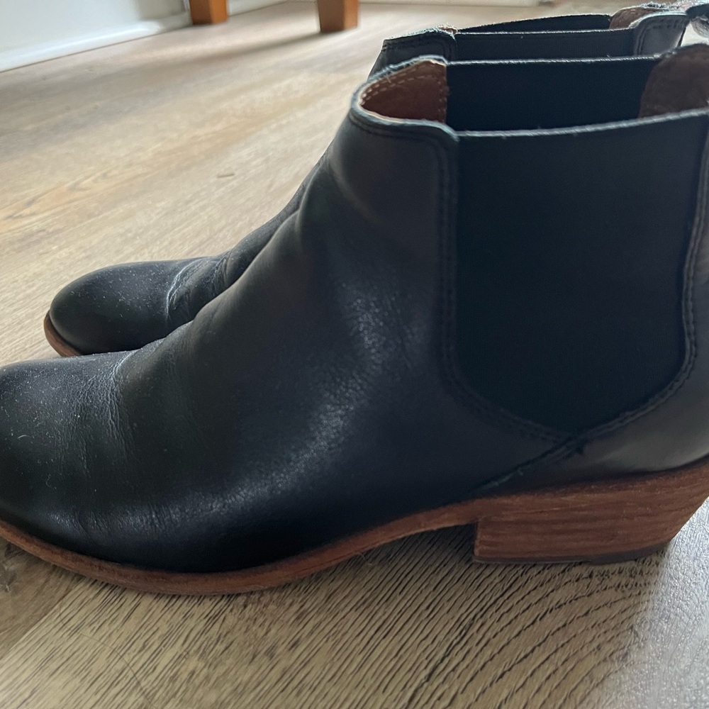 Frye Carson Chelsea Women’s Boots 8M